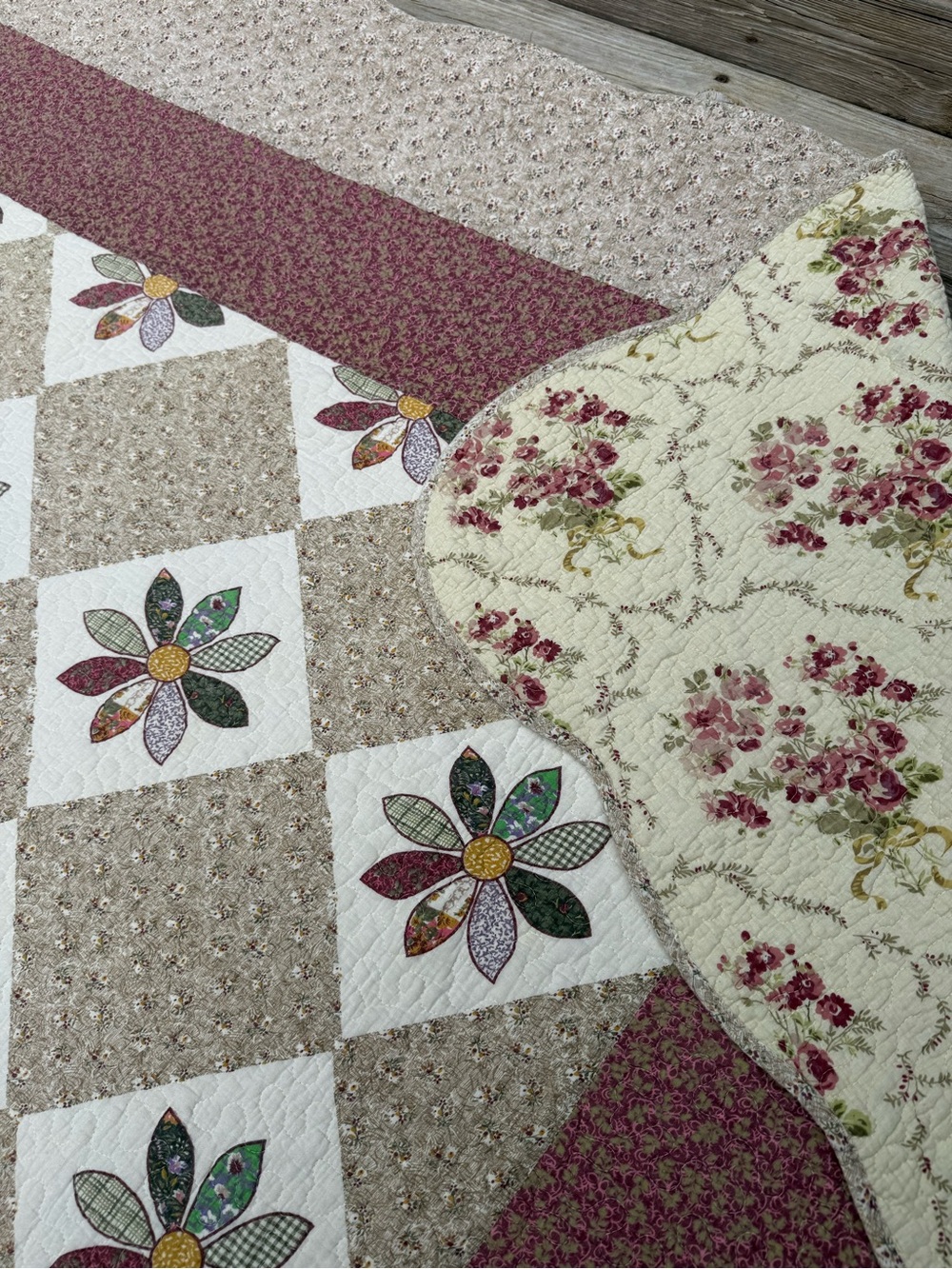 Reversible Scalloped 83x88 Floral Design Quilt